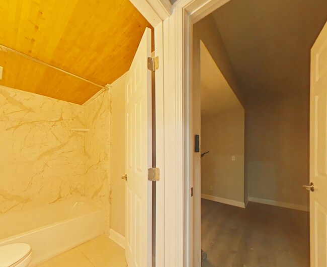 Building Photo - 249 Laurel Ave SW