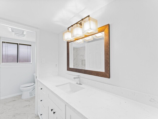 Building Photo - 2122 Briar Cir