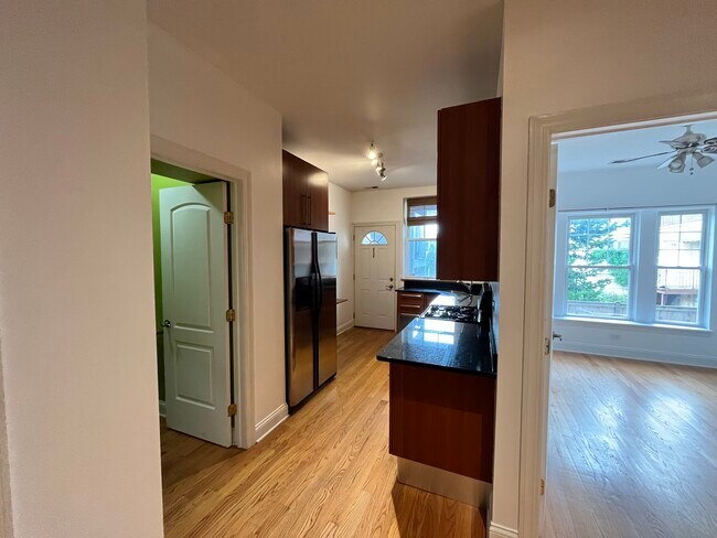 Building Photo - 3408 W Sunnyside Ave