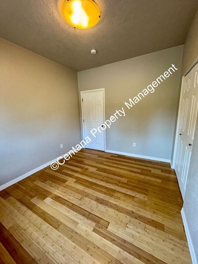 Building Photo - Beautiful home on the outskirts of town!