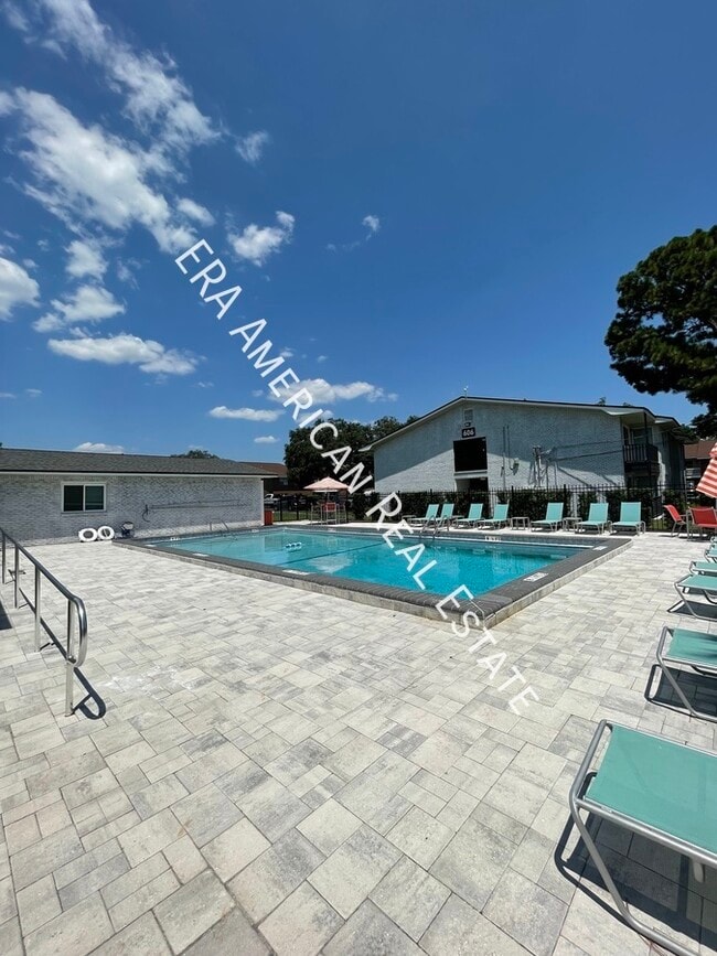 Building Photo - 613 Colonial Dr