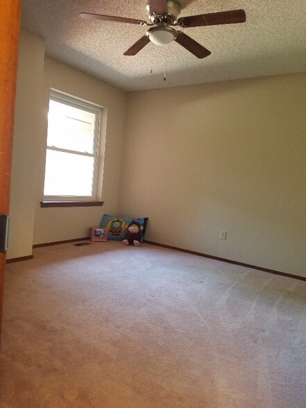 Building Photo - 5504 Cloverlawn Dr