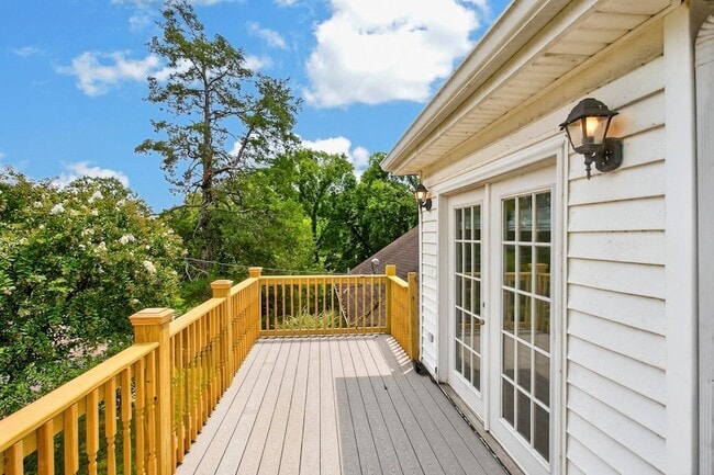 Building Photo - 3008 Lakeshore Dr