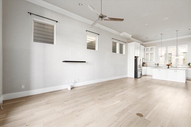 Building Photo - 1005 St Charles St