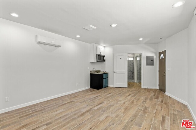 Building Photo - 10421 Beckford Ave