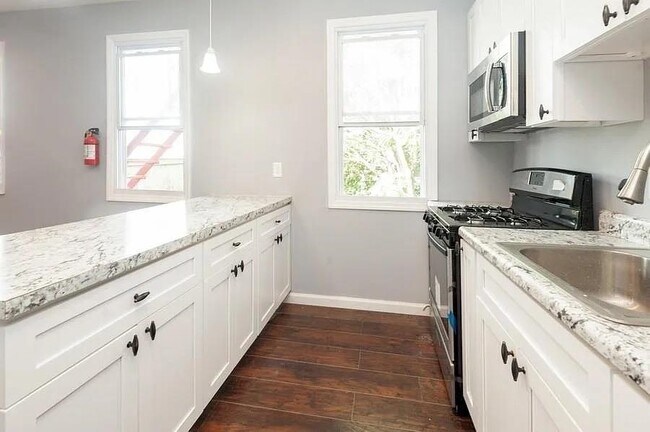 Building Photo - 705 8th St