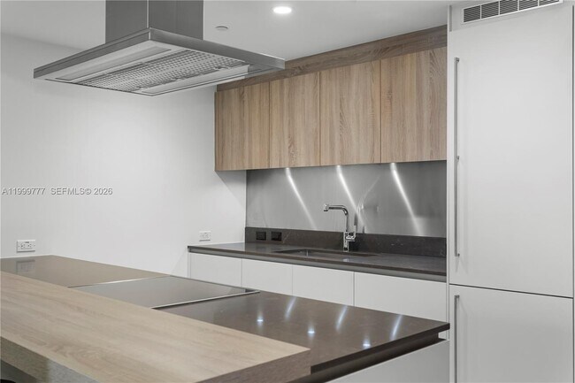 Building Photo - 1000 Brickell Plaza