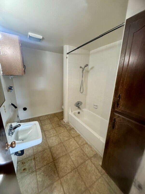 Building Photo - 258 N 400 W St