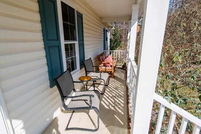 Building Photo - Cozy 3 bedroom home with spacious fenced backyard!