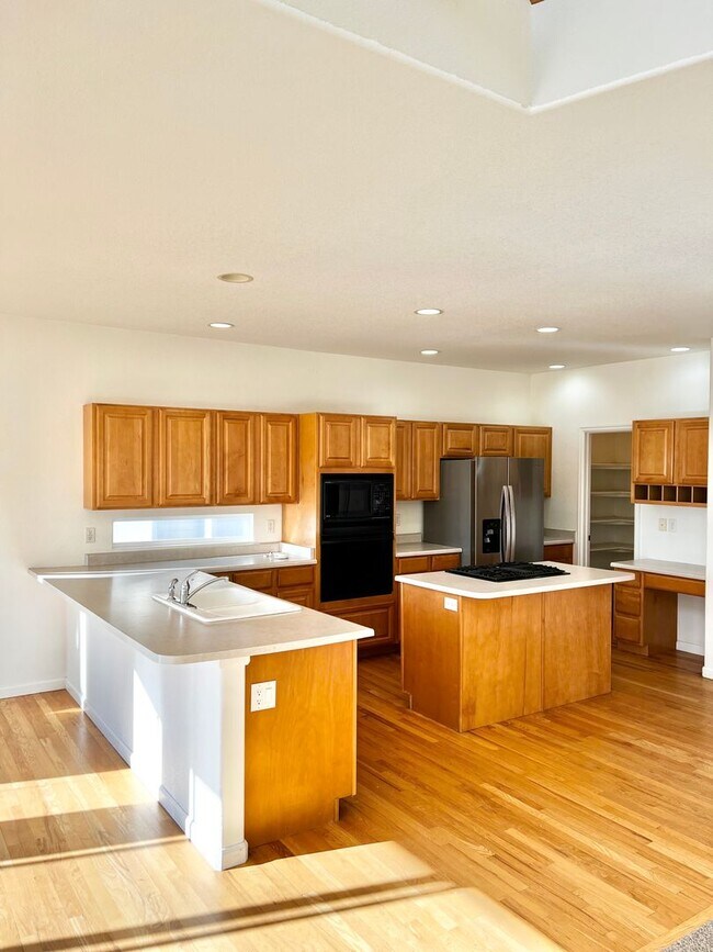 Building Photo - 4 bed, 3 bath Home in Huntington Hills Nei...