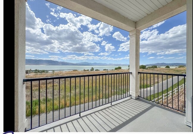 Building Photo - 3 Bedroom/2 Bathroom condo in Vineyard