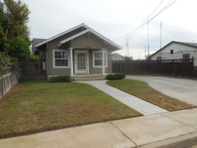 Building Photo - 3 Bedroom / 1 Bath House