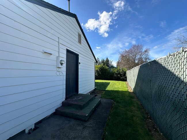 Building Photo - Darling 2bd, 1ba house with large fenced y...