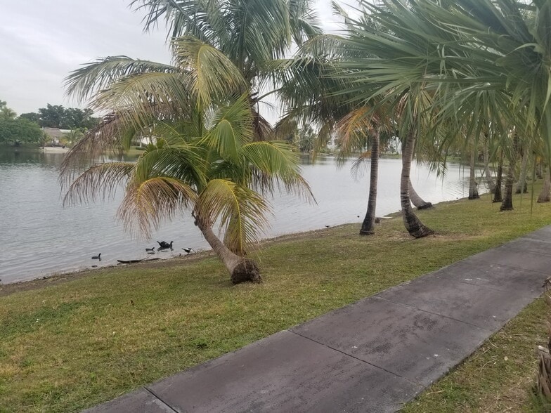 Building Photo - 14421 N Kendall Dr