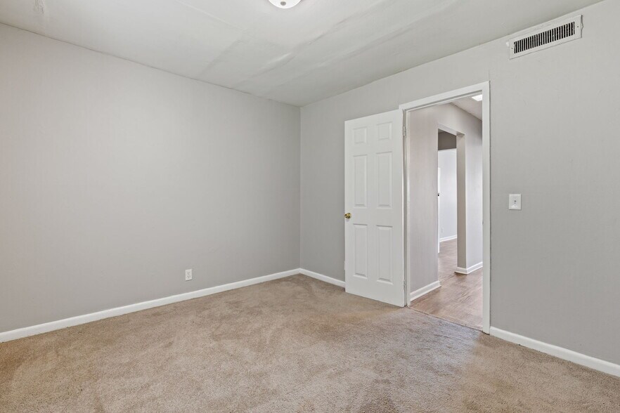 Building Photo - 800 Anderson Ln