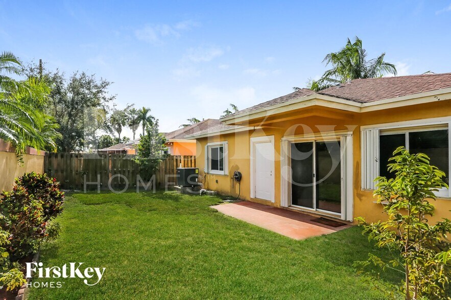 Building Photo - 213 SW 15th Pl