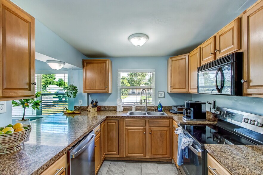 Building Photo - 826 5th Ave N