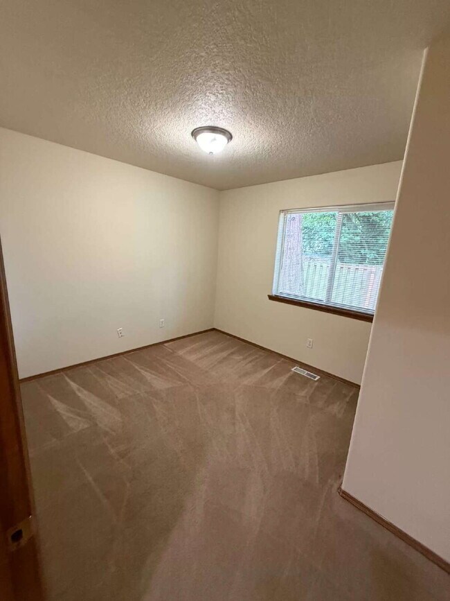 Building Photo - 3 Bedroom / 1.5 Bathroom Duplex Unit - Nearby Transportation, Milwaukie Marketplace and King Road...