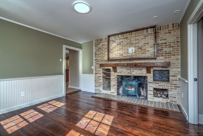 Building Photo - 1591 Huntington Turnpike