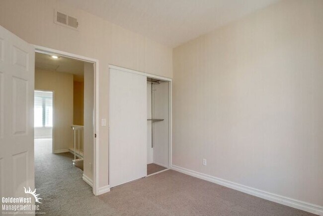 Building Photo - Immaculate 3Bdm 2.5Ba Townhouse with  2-Car Garage