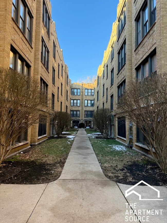 Building Photo - 1030 E Hyde Park Blvd