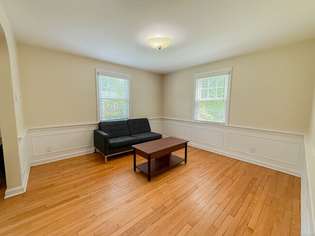 Building Photo - 1657 Farmington Ave