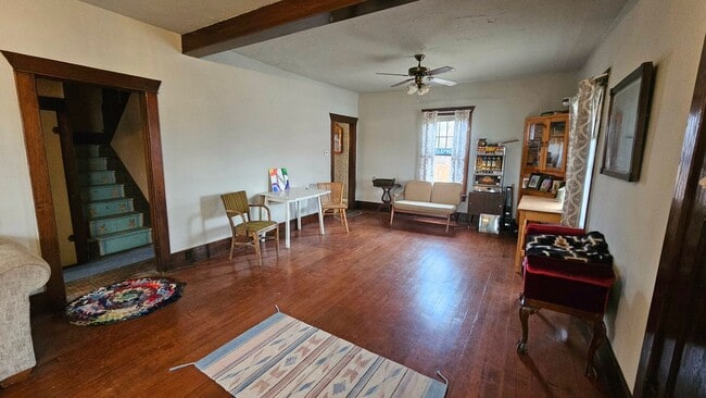 Building Photo - Large Corner Lot House