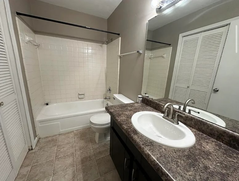 Building Photo - 1409 Shallow Brook