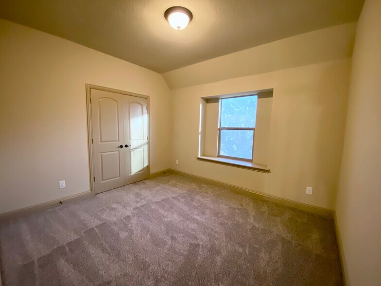 Building Photo - 2752 Waters Edge Dr