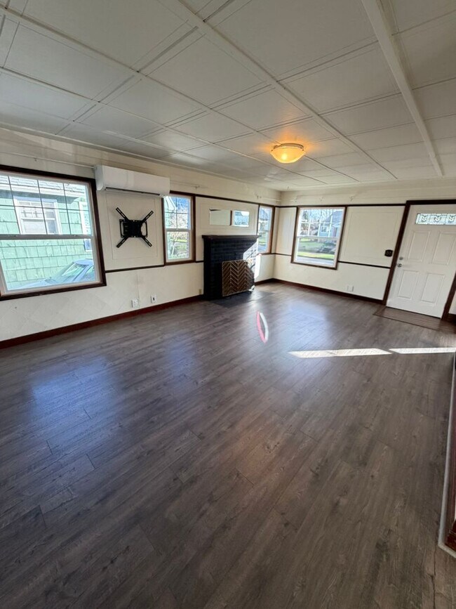 Building Photo - **MOVE IN SPECIAL!** Large 2 Bedroom with Bonus Space!