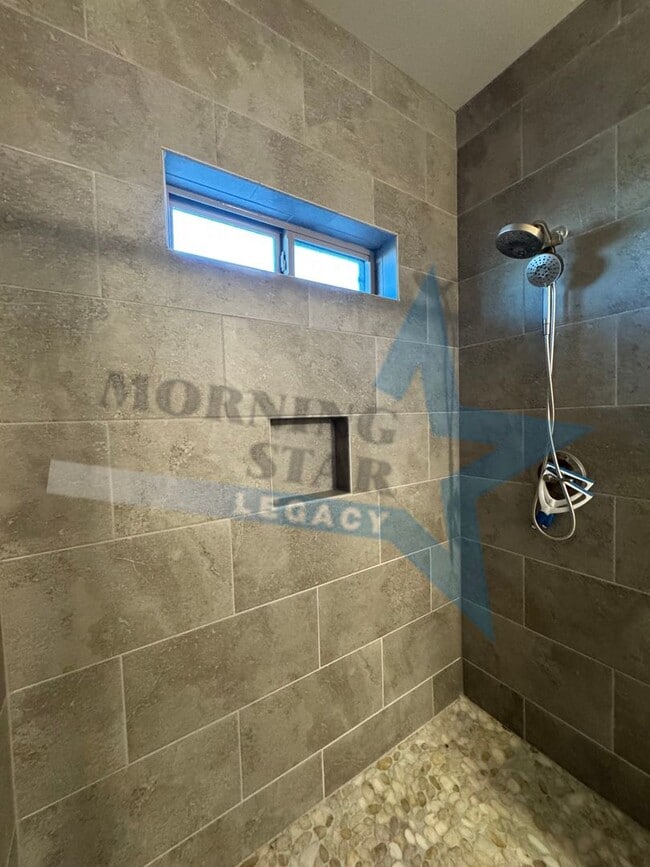Building Photo - Newer home in desirable Metro area!