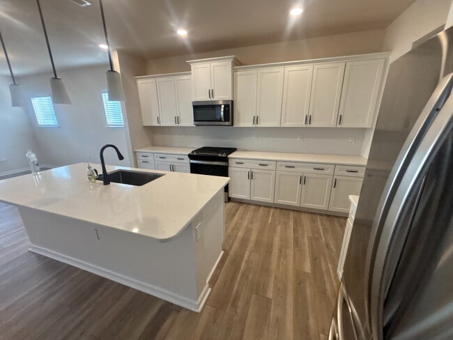 Building Photo - Room in House on Hedge Maple Dr