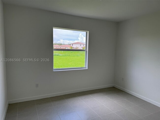 Building Photo - 2404 SE 29th Dr