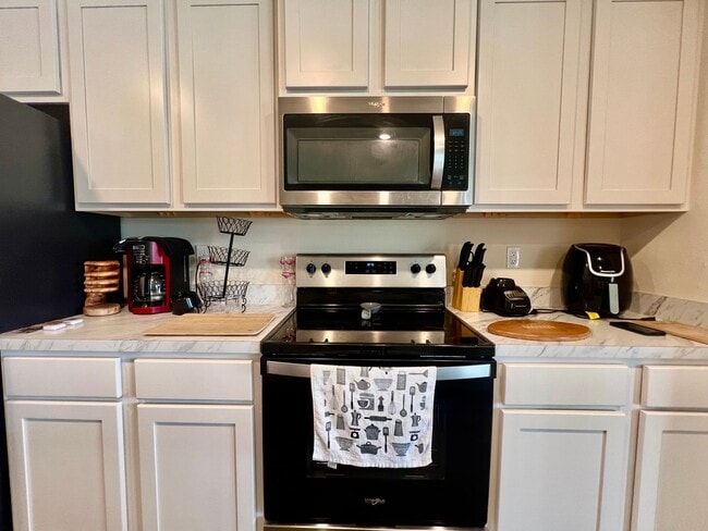 Building Photo - Available 11/1/24 Three bedroom two bath h...