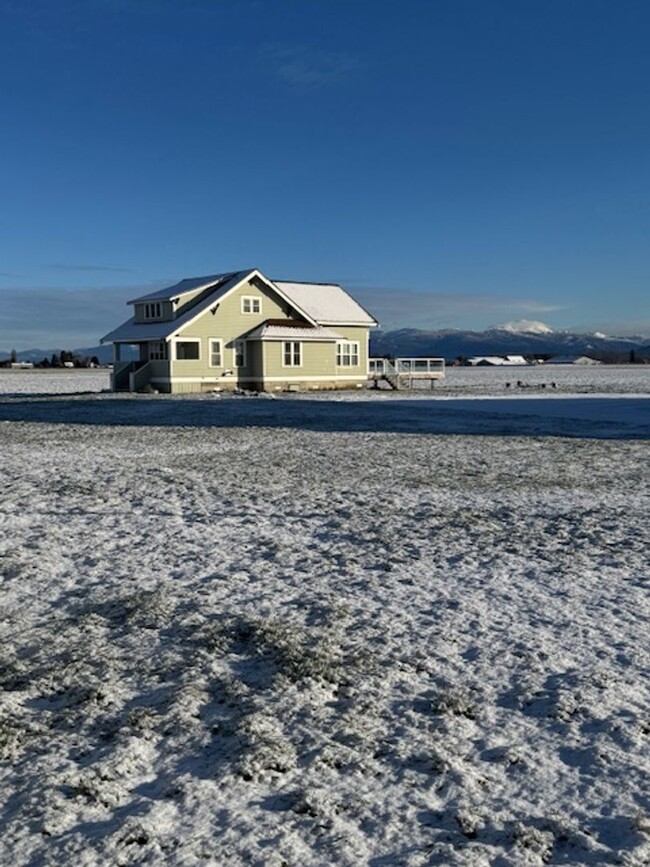 Building Photo - 4 Bedroom Farmhouse