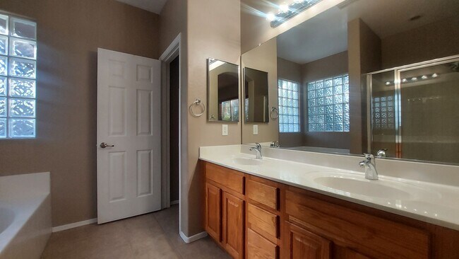 Building Photo - BEAUTIFUL 4-BEDROOM IN POWER RANCH!