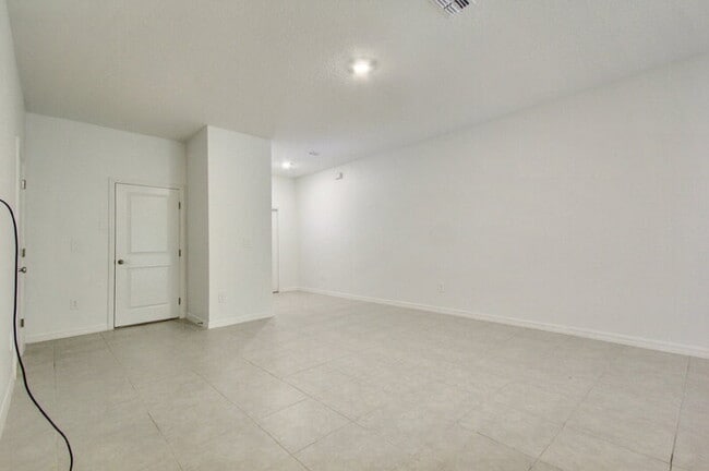 Building Photo - Charming 3-Bedroom Home with 2.5 Baths in ...