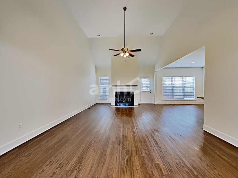 Building Photo - 305 Fernwood Ln
