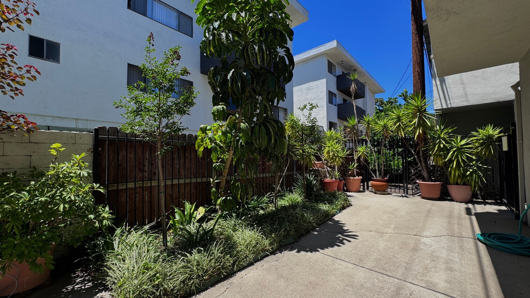 Building Photo - 645 Westmount Dr