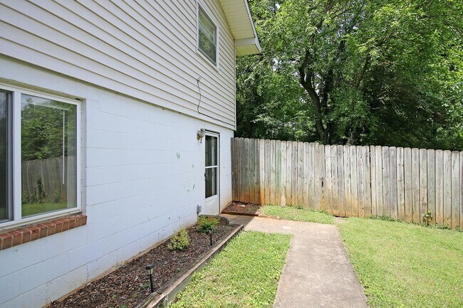 Building Photo - Basement Apartment Near UVA & Downtown