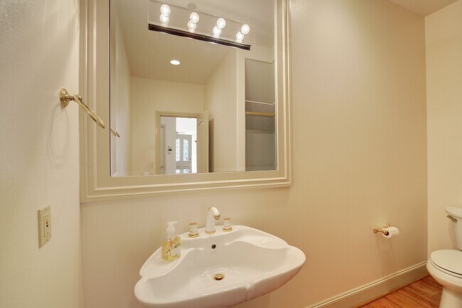 Building Photo - 4bd/4ba Kirkland House