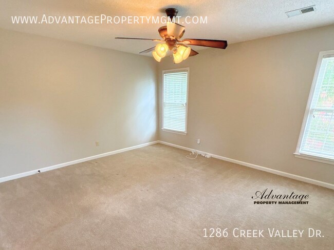 Building Photo - 1286 Creek Valley Dr