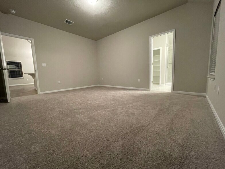 Building Photo - 300 La Joya Pass