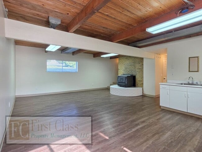 Building Photo - 298 SW Wallula Ave