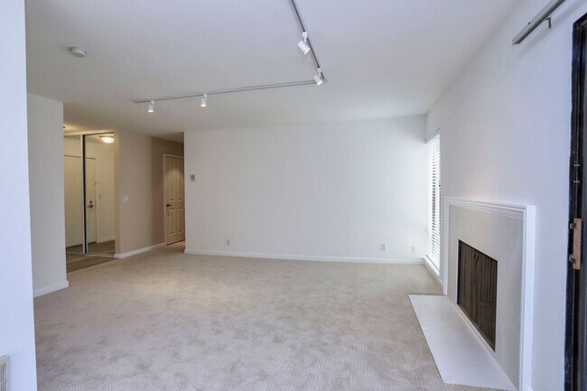 Building Photo - ? Updated 3BR/2BA Foster City Condo – Half...