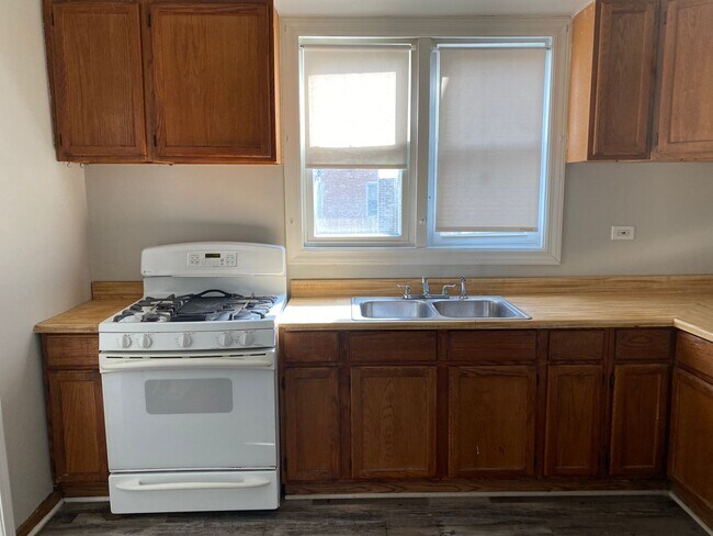 Building Photo - 6035 S Karlov Ave