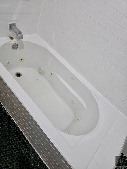 Building Photo - 3BR 1BA Massive Backyard w/ Performance Stage