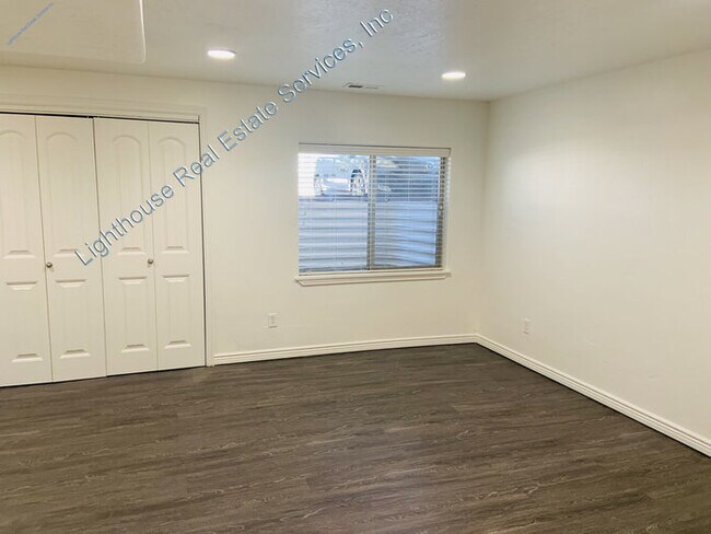 Building Photo - Fantastic Murray 3 Bedroom Townhome!
