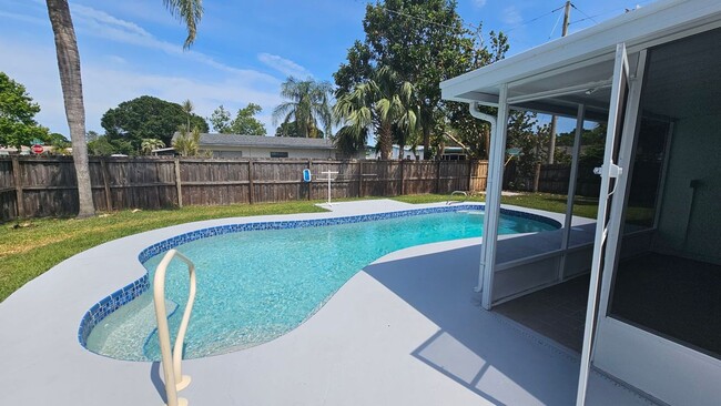 Building Photo - EGAD! Pool home located close to Downtown ...