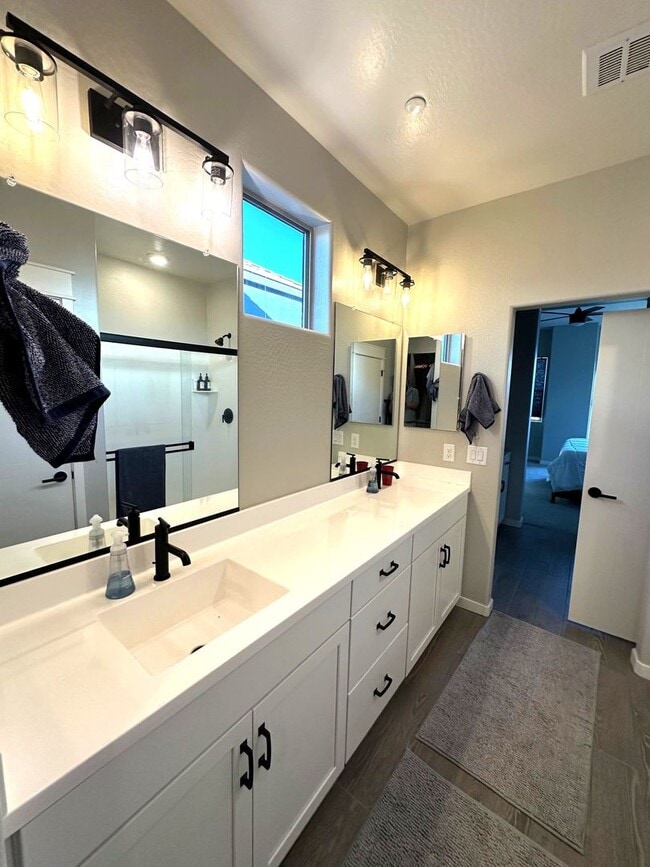 Building Photo - 4 bed 2.5 bath townhouse in The Crossings